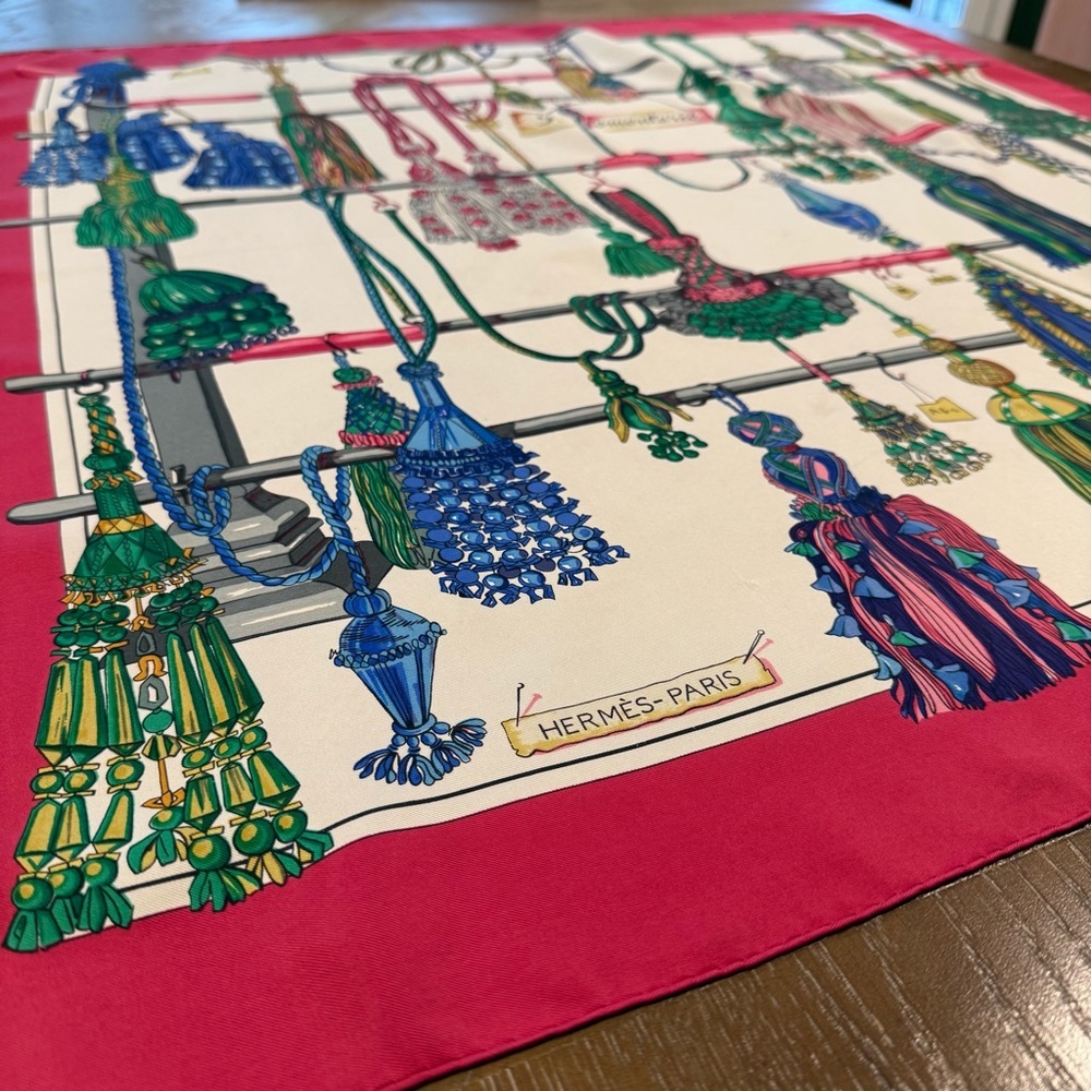 Hermes Silk Scarf 90 Carré Red Green Hand Rolled Made in France - Picture 11 of 12
